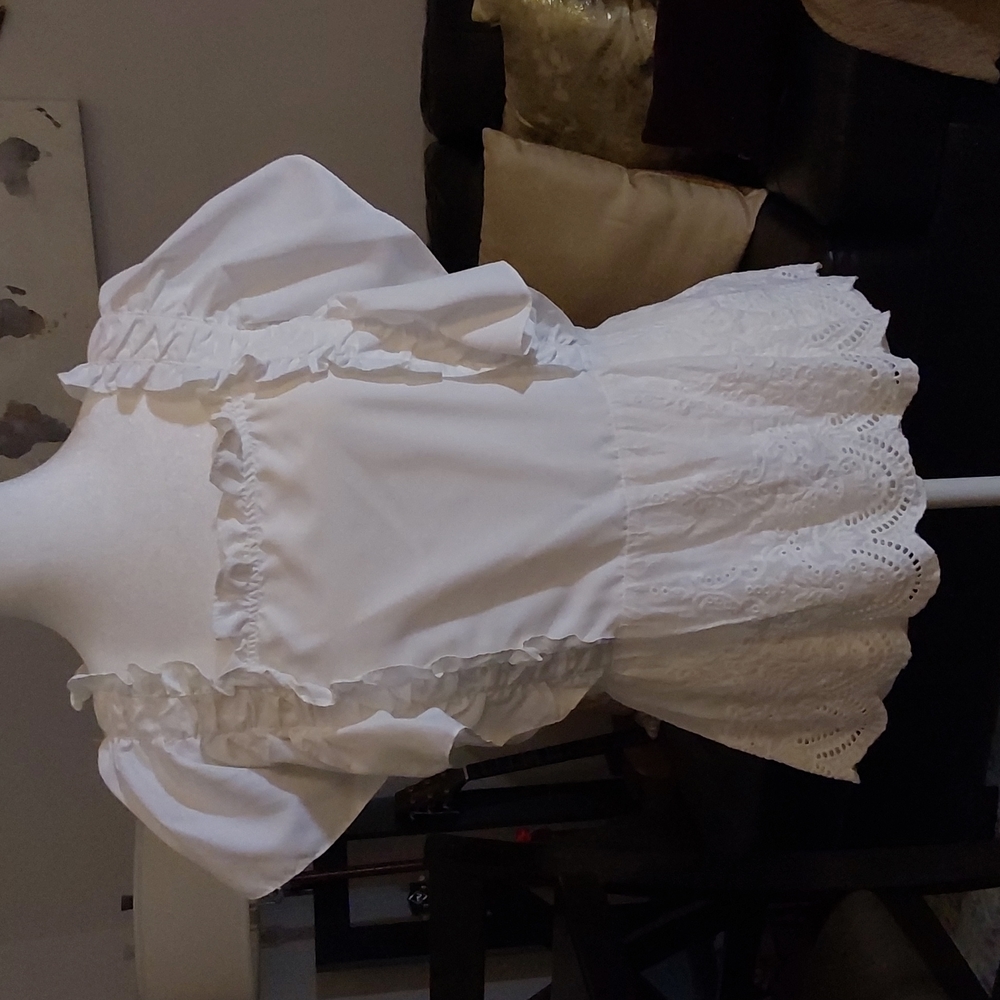 Beautiful white cotton top with flutter short sleeves size large